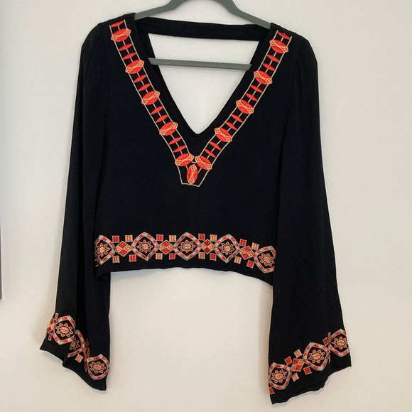 THE WALLFLOWER Size: M Black Embroidered V-Neck Long Bell Sleeve Cropped Top - Picture 1 of 9
